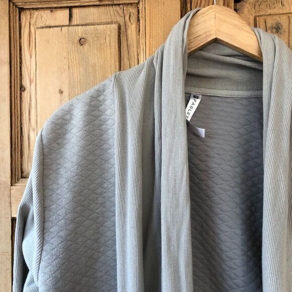 Fabletics XL Astoria Quilted Shrug Gray Cardigan Sweater - Picture 2 of 8